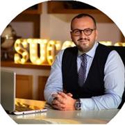 Docente che impartisce lezione di economia aziendale, ragioneria